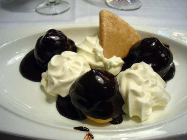 profiterolesconchocolate.jpg