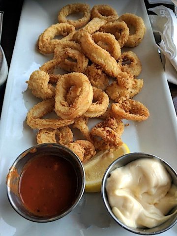 calamaresfritosconsalsadetomatepicanteylimn.jpg