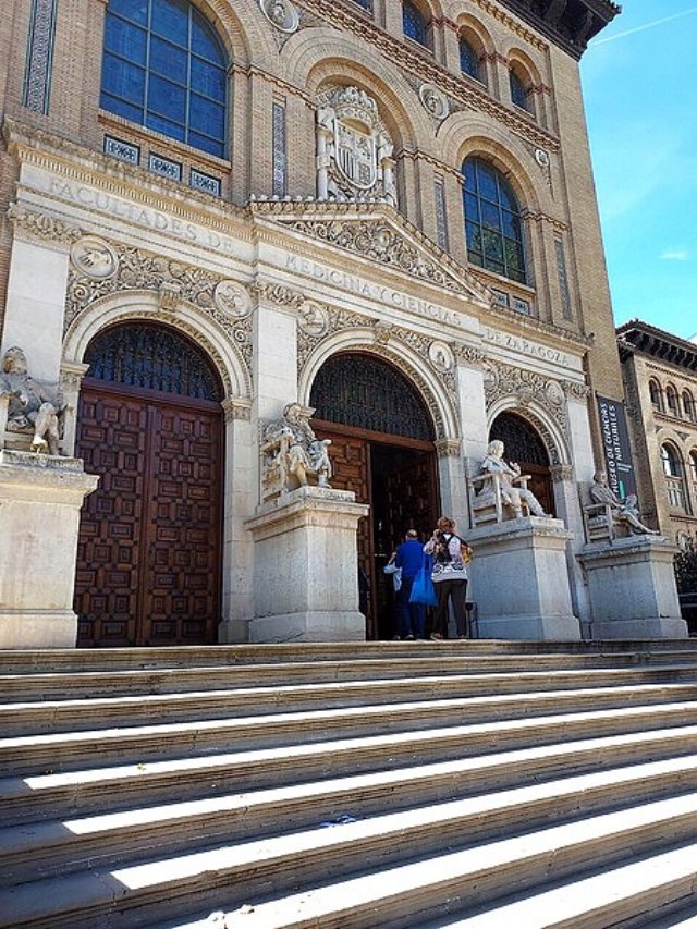 edificiodelparaninfodelauniversidaddezaragozaentradaalrestaurante.jpg