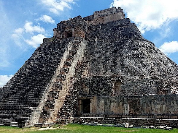 piramidemayacentroarqueolgicodeuxmal.jpg