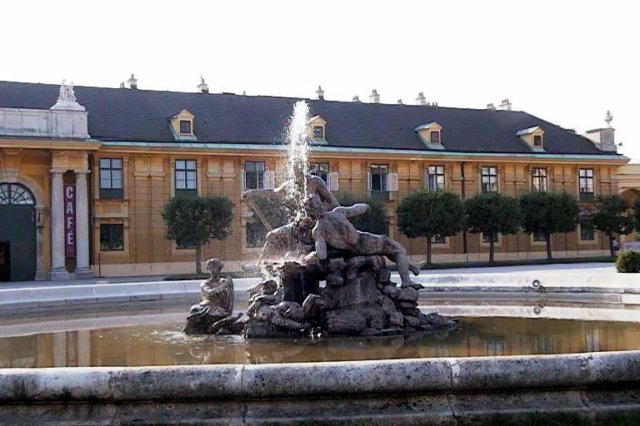 palacioschnbrunnfuentedelaentrada.jpg