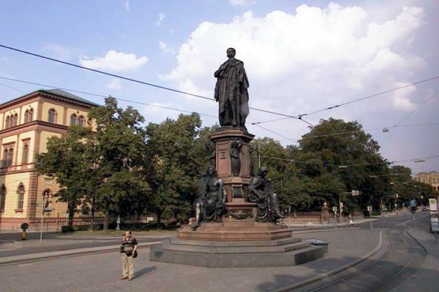 estatuaenplaza.jpg