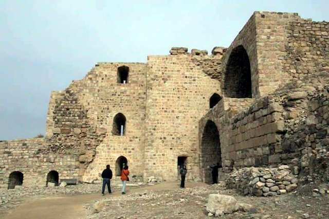 castillokarakpatiointerior.jpg