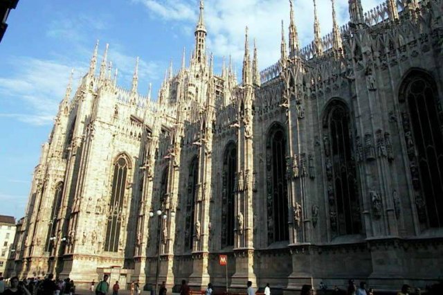 piazzadelduomolateraldelacatedral.jpg