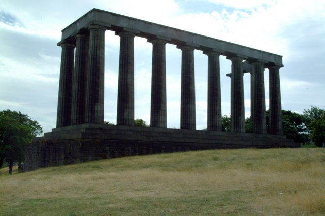 colinadecaltonhillmonumentonacionaldeescocia.jpg