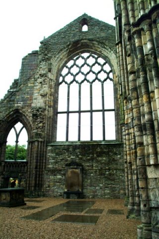 dunfermlineabbeydondesesituabaelaltarmayor.jpg