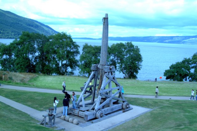 castillodeurquhartcatapulta.jpg