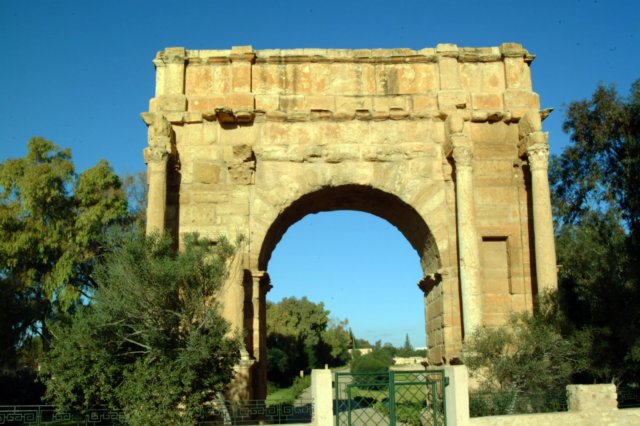 ruinasromanasdesufetulapuertadeantonioentradaalantigoalforo.jpg
