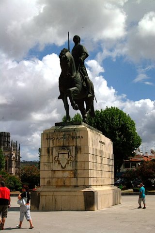 estatuaalcondestablenvnoalvarespereiraganoalacoronadecastillaen1385lacoladelcaballomirahaciacastilla.jpg