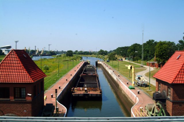 barcazaencanal.jpg