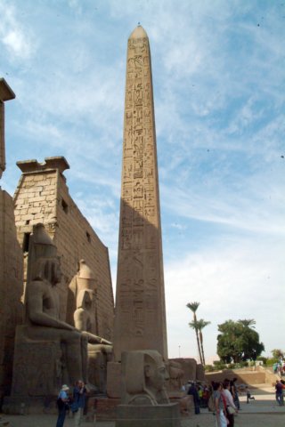 templodeluxorobeliscodelaentrada.jpg