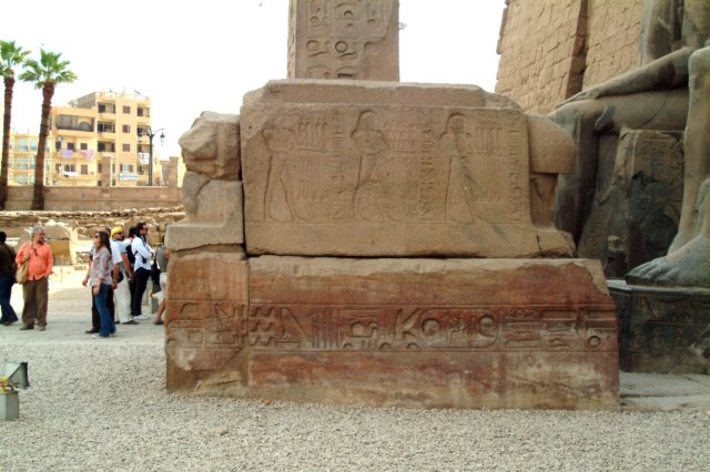 templodeluxorpiedelobeliscoalaentradadeltemplo.jpg