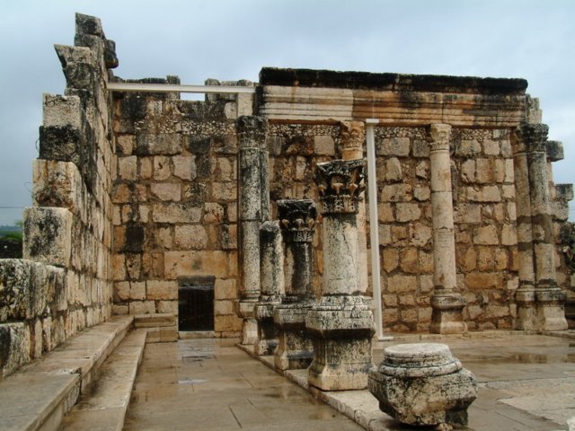 cafarnanruinasdelaantigasinagogacolumnas.jpg