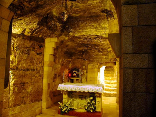nazaretbasilicadelaanunciacinaltarenellugardondeserealizolaasunciacin.jpg