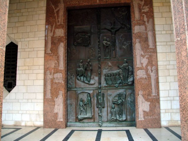 nazaretbasilicadelaanunciacinpuertaprincipal.jpg