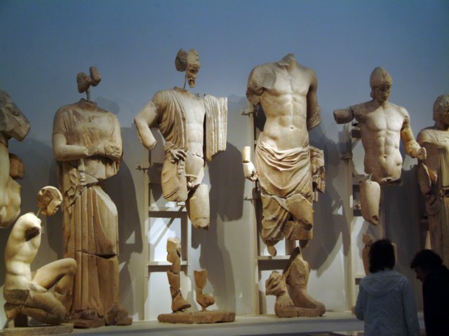 museoarqueolgicodeolimpiadiversasestatuasdeltemplodezeus.jpg