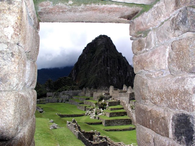 machupichupiedrasagradadesdeeltemplodelastresventanas.jpg