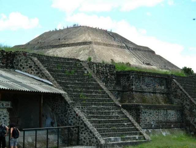 ruinasdeteotihuacnpiramidedelalunadesdeelpalaciodequetzalpaplotl.jpg