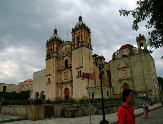 oaxacafachadadelaiglesiadesantodomingo.jpg