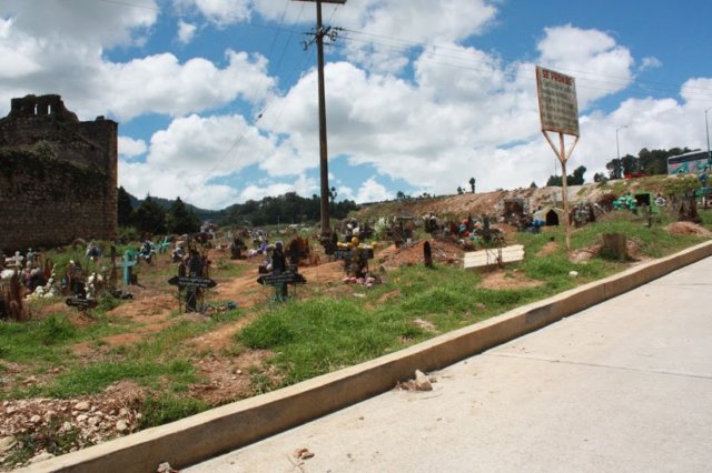 sanjuanchamulaotroaspectodelcementerio.jpg
