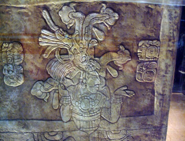 museoarqueologicodepalenquedetalledeunodelosladosdelatumbadelreypakal.jpg