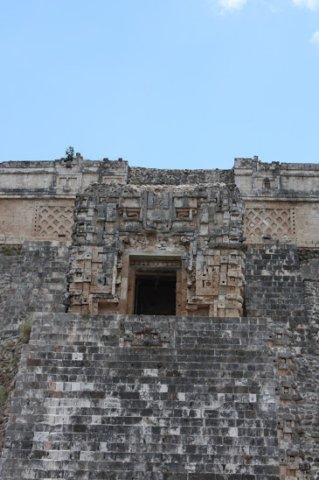 uxmalgranpirmidepuertadeentrada.jpg