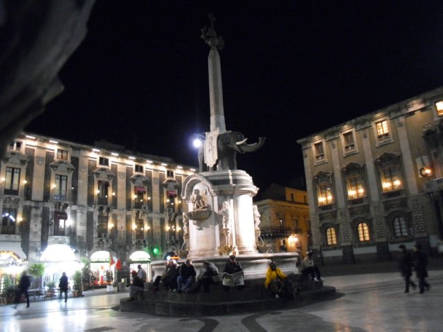 piazzadelduomofuentedelelefante.jpg