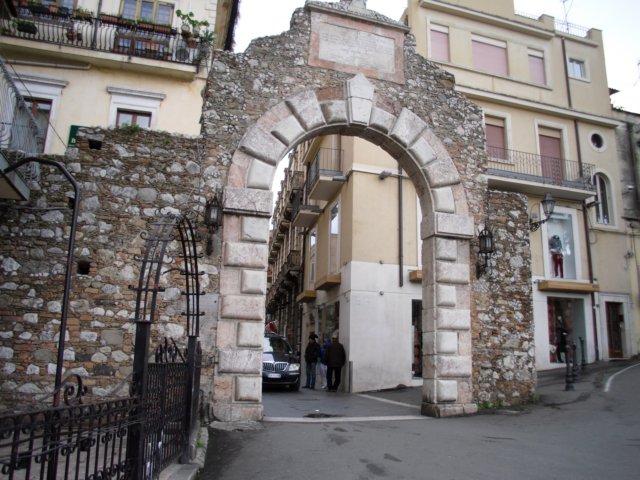 taorminapuertataris.jpg