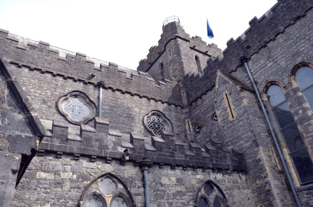 kilkennystcanicescathedraldetalledelafachada.jpg