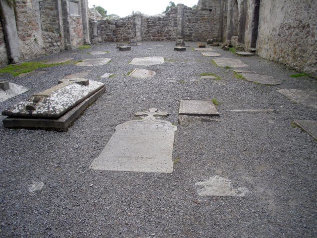 abadadeclonmacnoisecatedralconlastumbasdelafamiliacoghlan.jpg