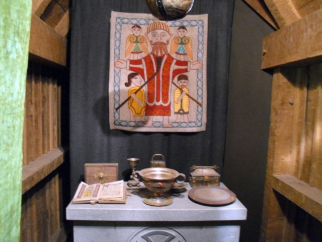abadadeclonmacnoisemuseoreproducindeunaltar.jpg