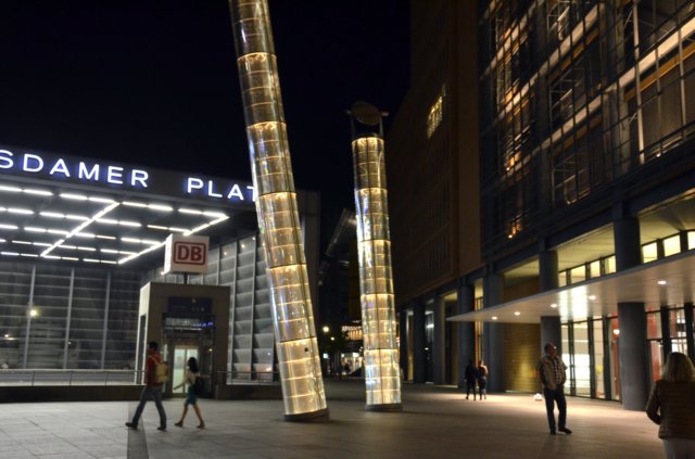 visitanocturnapotsdamerplatzfarolas.jpg