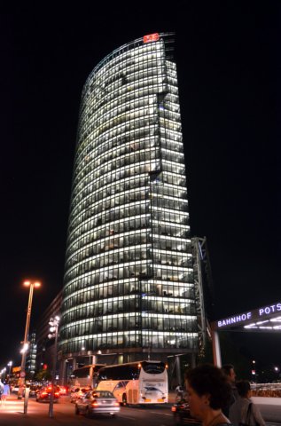 visitanocturnapotsdamerplatzmodernoedificio.jpg