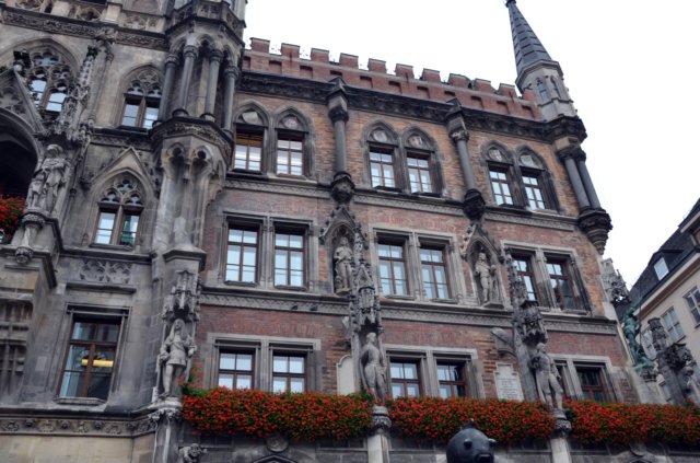 marienplatzdetalledelafachadaestatuas.jpg