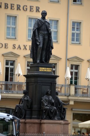 plazaneumarktestatuaafriedrichaugustii.jpg