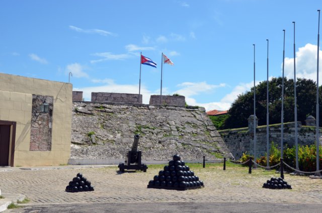castillodelostresreyesdelmorropatiodebanderas.jpg