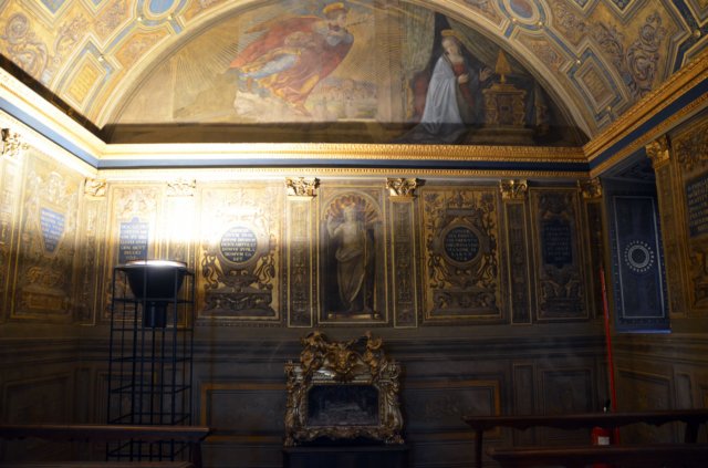 capilladelpriorparedconrelicario.jpg