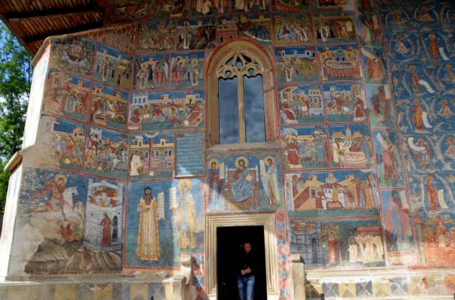 frescosdeencimadelaentradaalaiglesia.jpg