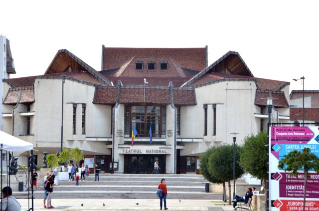 piatatrandafirilorteatronacional.jpg