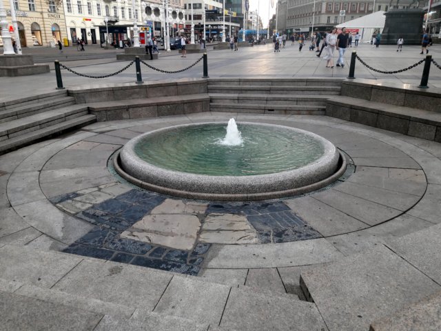 plazajosipjelacicfuentemanduevac.jpg